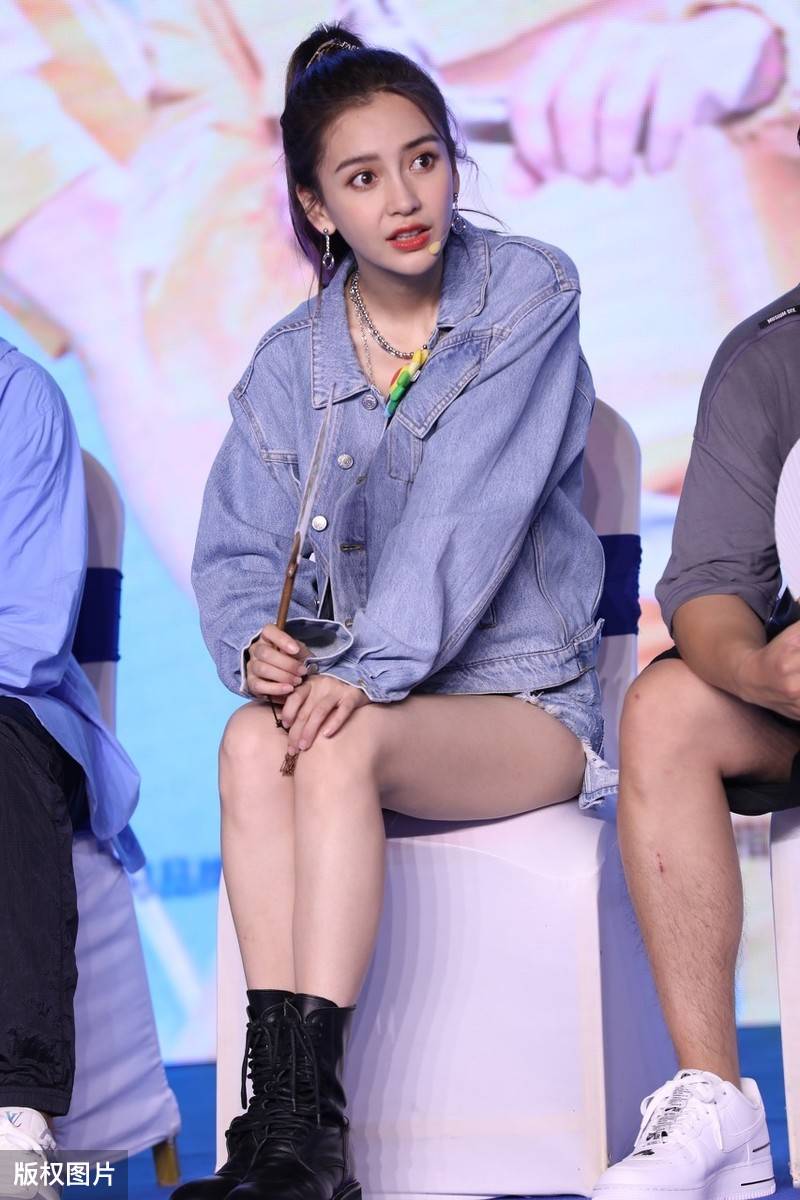 杨颖现身奔跑吧发布会香芋色露脐上衣搭配短裤真的好美