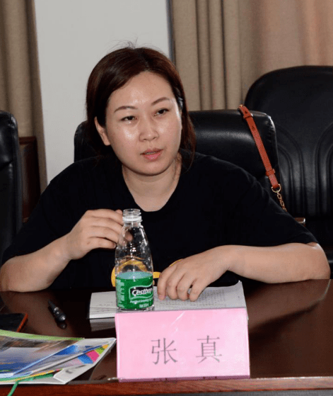 座谈会上,邹虹校长代表学校做了文明校园创建的工作汇报.