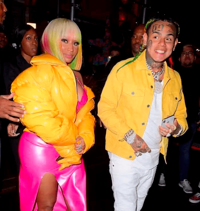 大叠钞票钻石项链炫富抢镜!