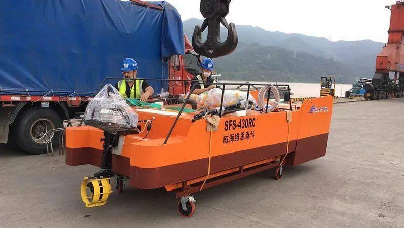 油机采用负压式等多重回收技术,可收集不同粘度的油品,针对水面的油膜