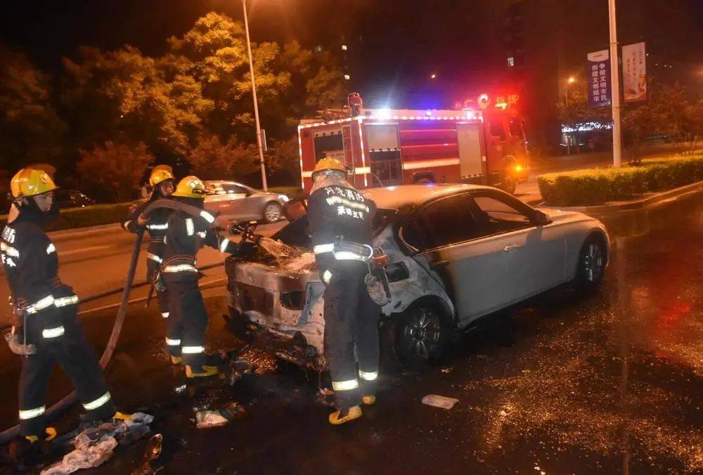 承德县发生一起车祸,现场……承德一轿车行驶中自燃