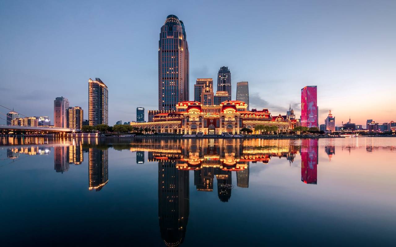 津湾广场位于天津市和平区的一处海河河湾南岸