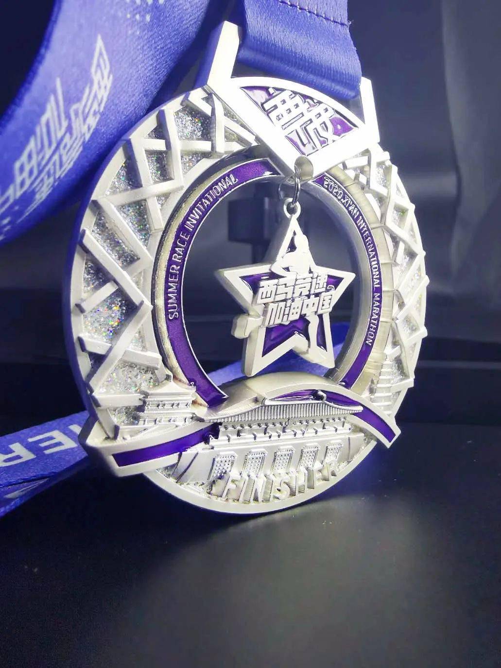 西马竞速实景奖牌展示细节中彰显情怀