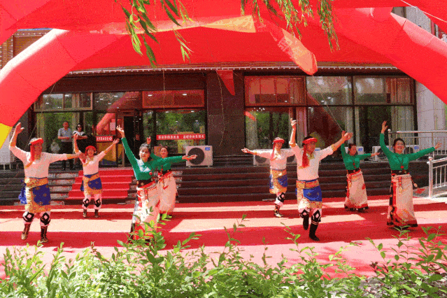 润泽园家常馆门前的拱门加上红地毯,一个现成的舞台就搭建起来了,虽然