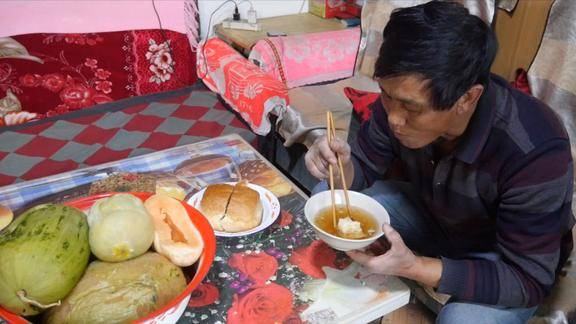 甘肃民勤泉哥干活回来的晌午,西瓜水泡馍馍,大口吃的真过瘾!