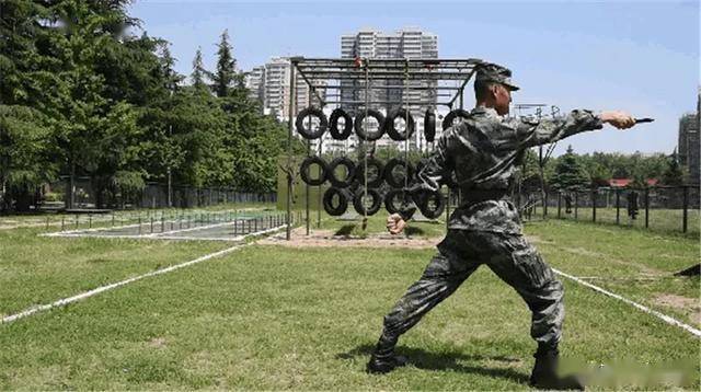 兵哥教你匕首格斗术(可用防身笔代替),招式简洁,刀刀击要害_右手