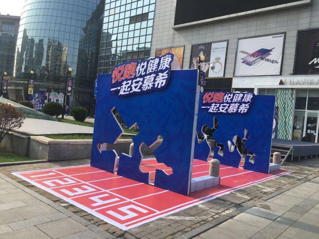 打卡,墙来了相互合照兴致盎然地开始试穿运动衣大家排队领取自己的