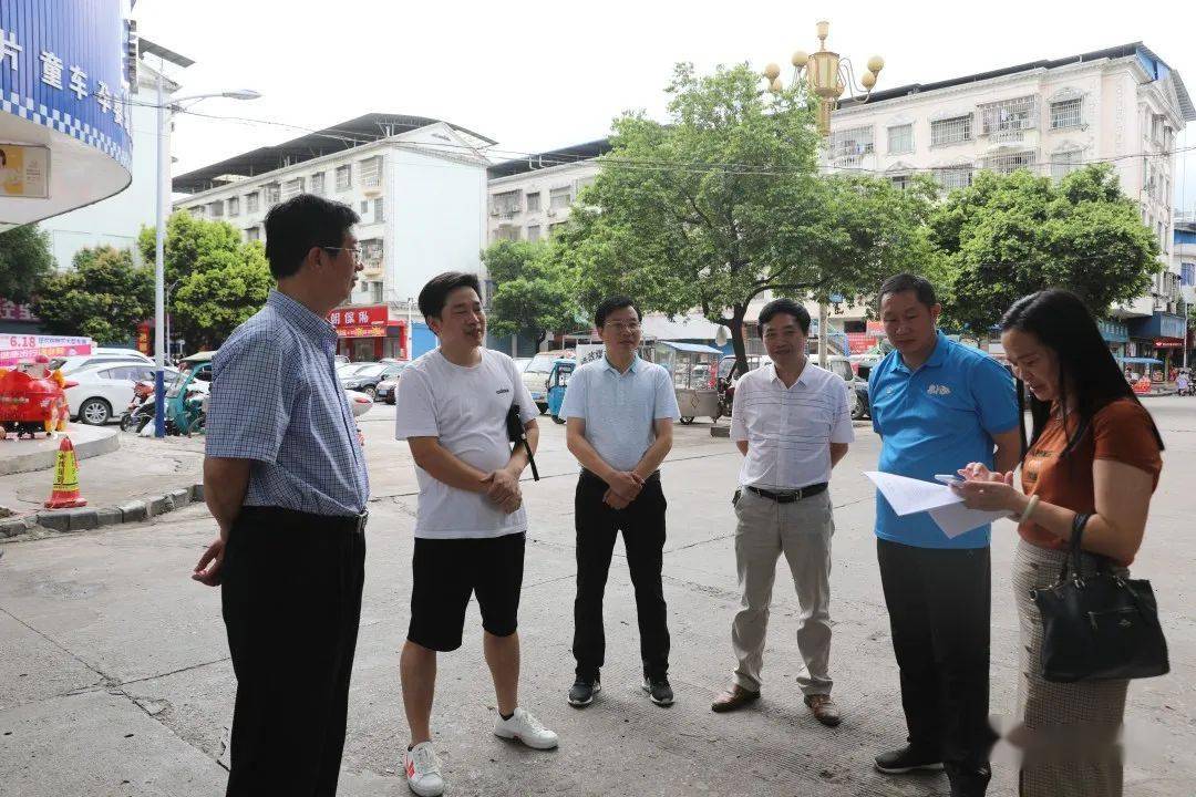 罗建华先后走进商贸新城农贸市场,四联移民安置点农贸市场,江华大市场