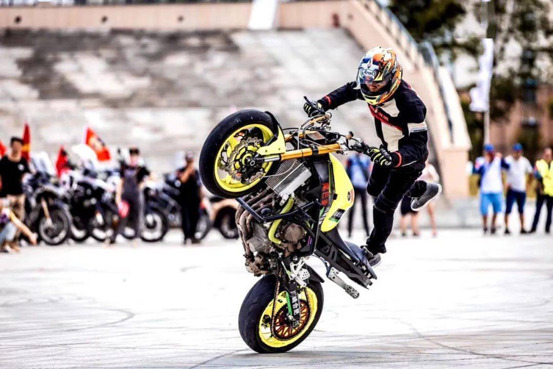 13日上午,在浦溪河畔的日月广场,一场场精彩的摩托车特技表演在这里