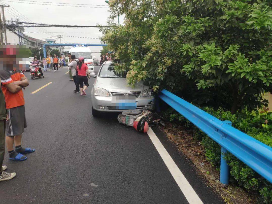 惨烈萧山发生一起交通事故电动车都被撞成了2段