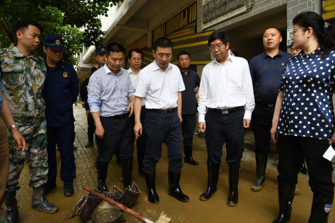 魏树旺深入正安县碧峰镇调度指导抢险救灾工作