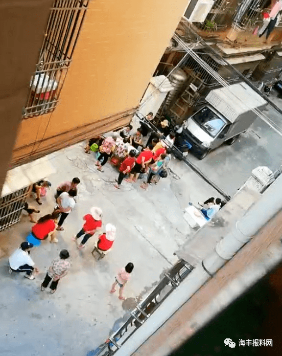海丰新园某小区一群人聚集在这里干嘛?