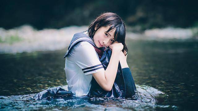 日本jk水手服美图赏:青山绿水间的蓝白少女