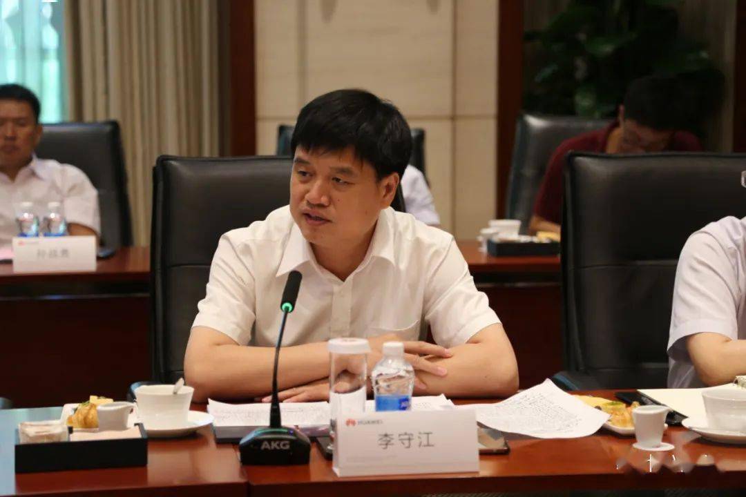 副市长曹玉斌,县委书记李守江,县委常委常务副县长孙战勇参加座谈会.