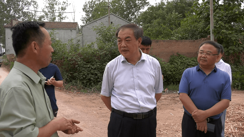 县长苏雷芳一线督导易地扶贫搬迁工作并召开座谈会