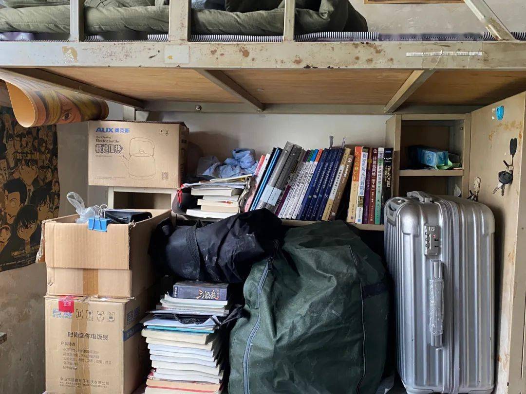 行李打包前期,教工党员通过多种渠道,与毕业生搭建起沟通桥梁,充分