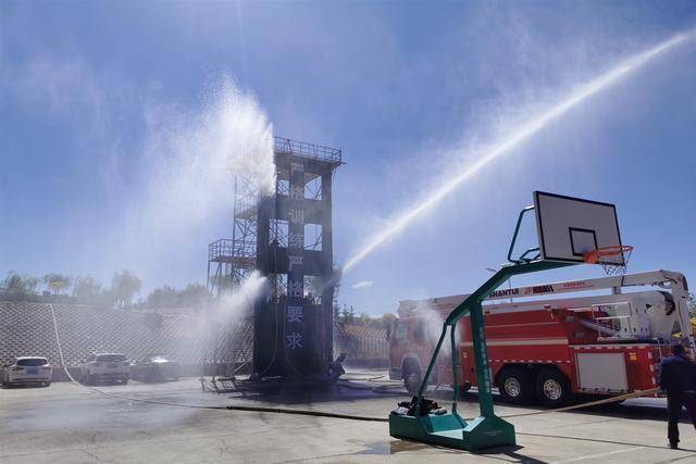 固原消防救援支队竹林消防救援站组织开展楼层火灾内攻操训练