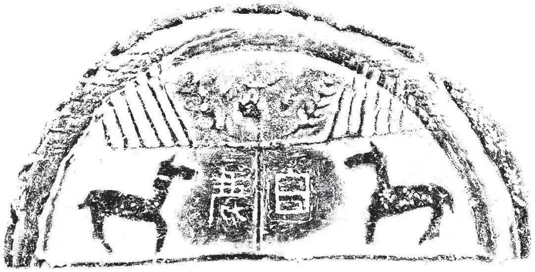 6 厘米半圆形瓦当中间有一线描的树形,树枝呈两个枝杈向上伸展状,中部