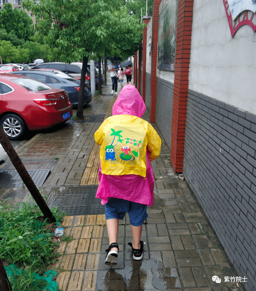 夏天的雨像撒尿这次显然是尿频尿急尿不尽