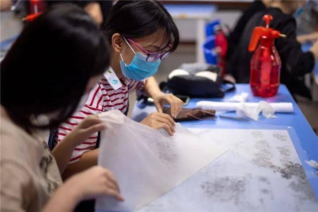 越秀|跟非遗大师学习书画装裱修复技艺,越秀区文化馆推出系列体验活动_进行