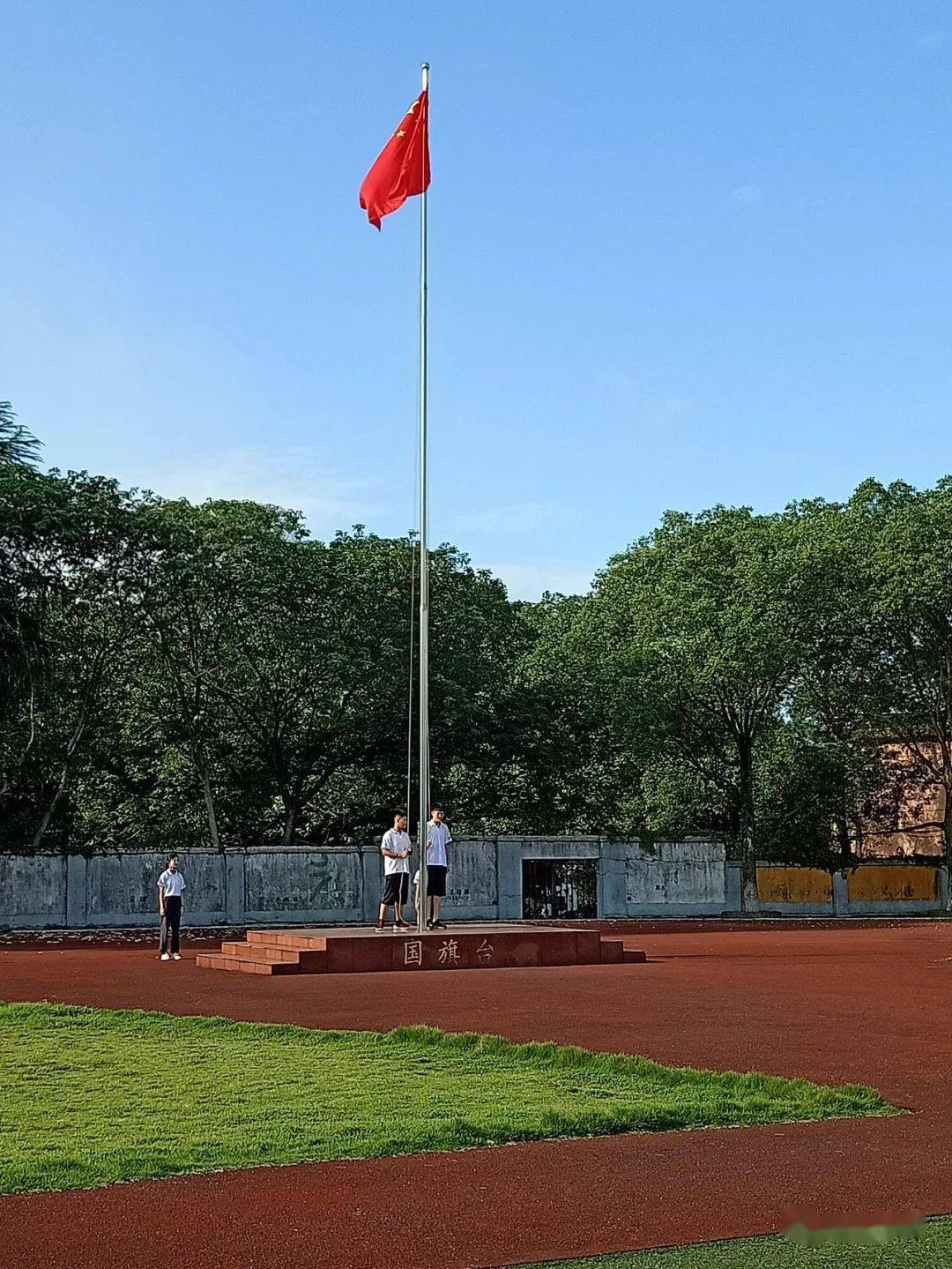 为成功呐喊为梦想助威新钢中学举行为高三初三加油助威升旗仪式