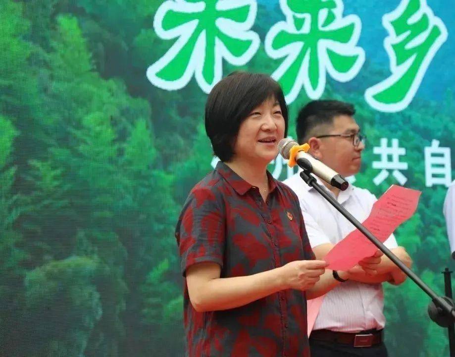 杭州市城管局党组成员,副书记赵美英致词并宣布杭州公共自行车下乡