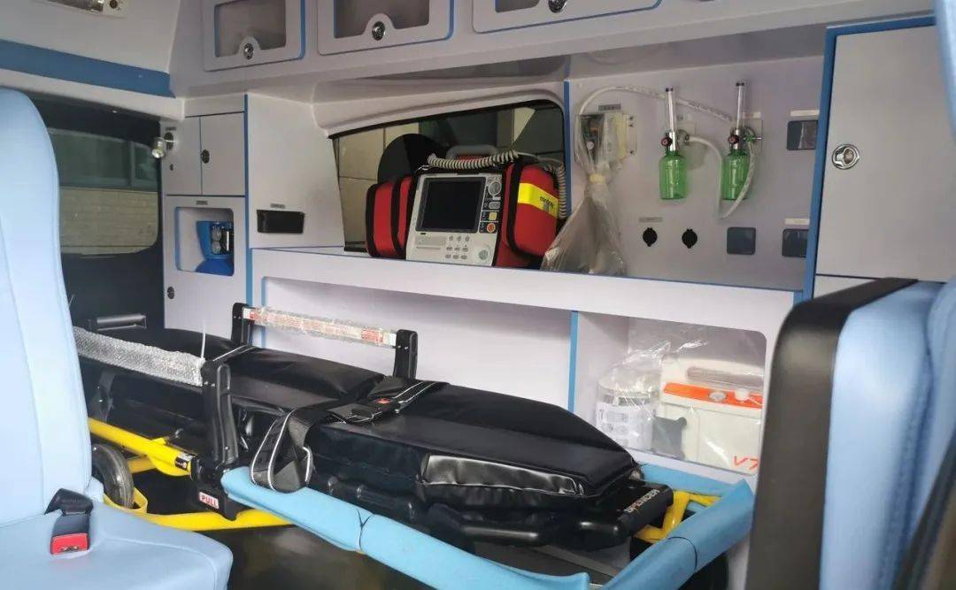 车内装载了呼吸机,除颤监护仪,心电监护仪等一系列先进的医疗救护设施
