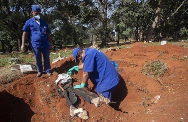 墓地告急巴西政府挖旧坟给新冠死者腾空间