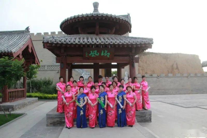 第15个非遗日逯家庄旗袍队在忻州古城开展走秀活动