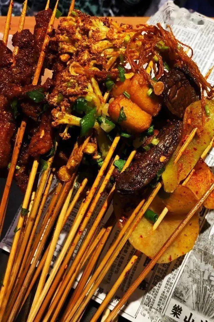 烧烤,麻辣烫,特色面食等业态,形成风味美食街夜市,经营各风味小吃