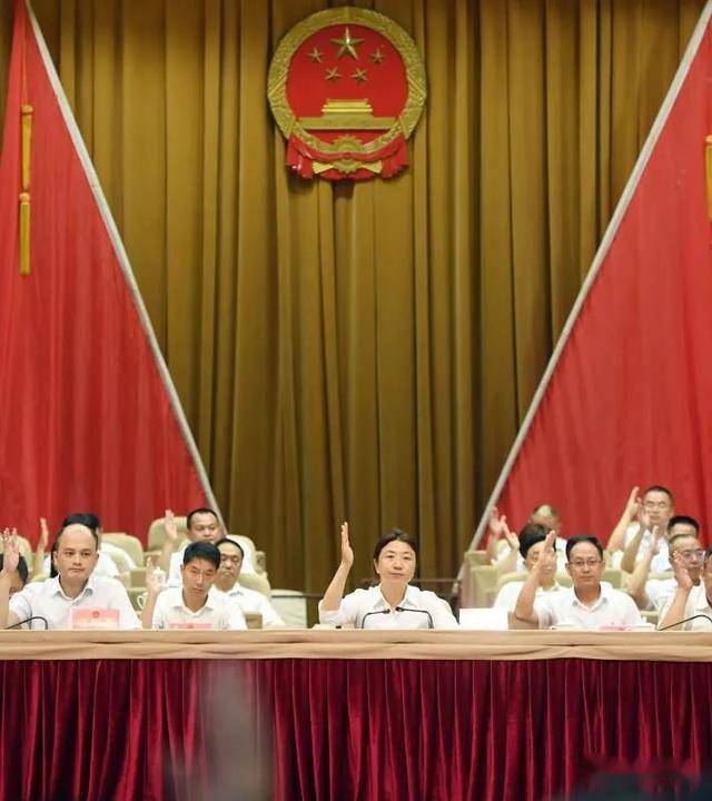 唐方春当选为县人民政府县长