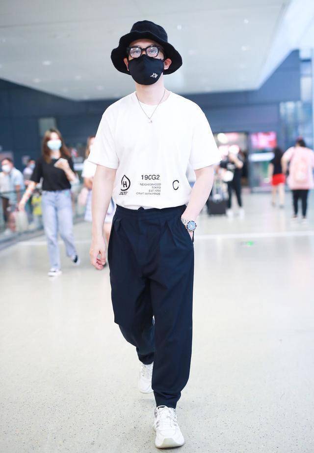 黄晓明好会"去油",白色polo衫斯文大方,配工装裤时尚又利落