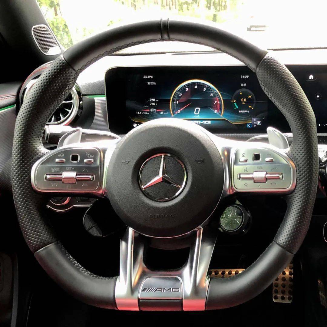 内饰方面,大家一定当时被新a级的内饰惊艳过,那么这台a35l amg的内饰