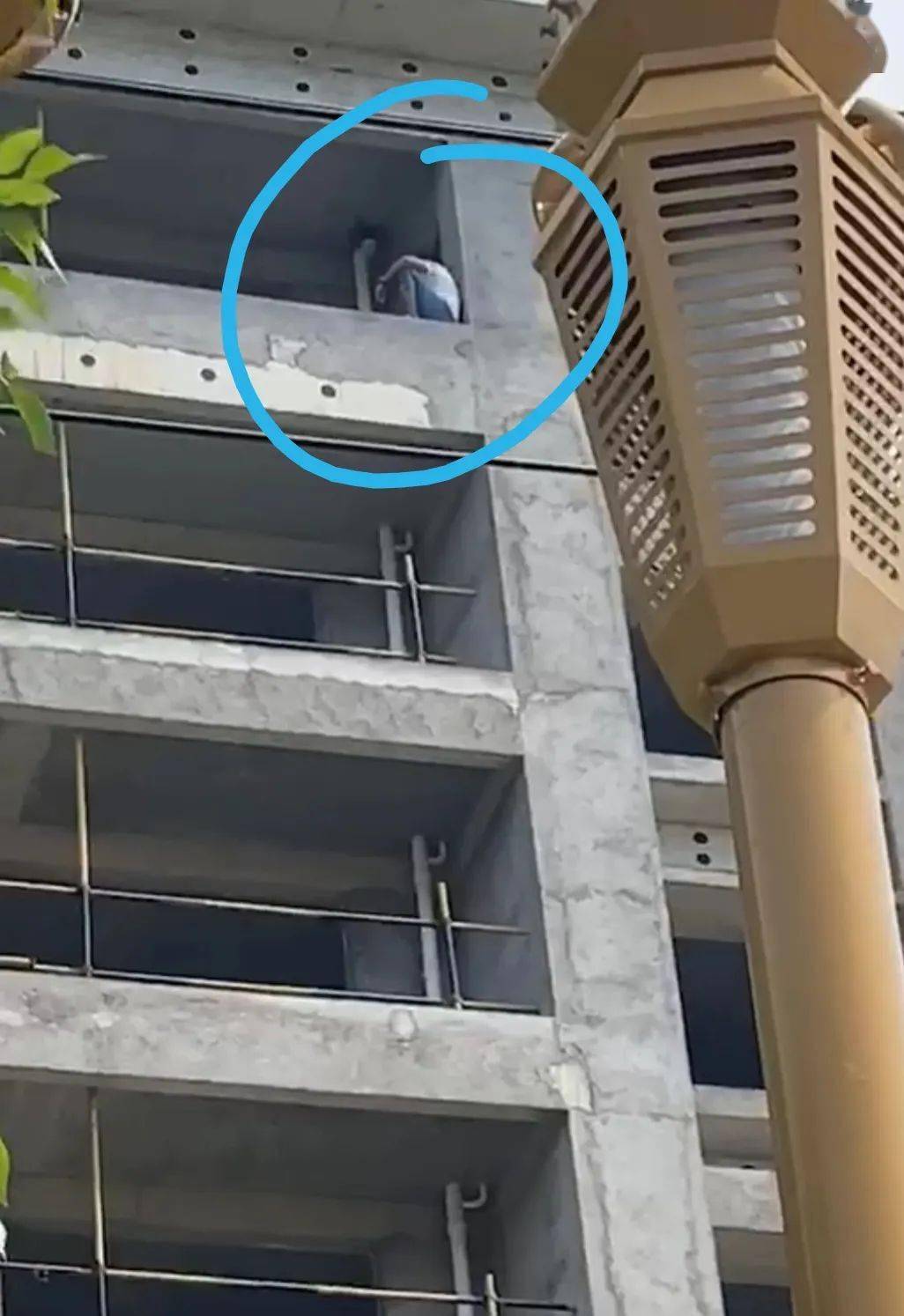 (突发)昨天上午,一男子爬上红星天铂在建顶楼!险象环生!