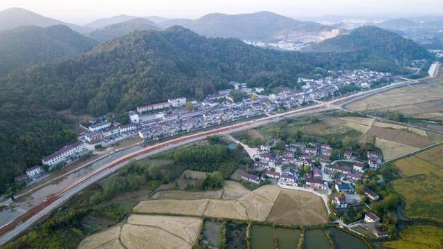 青阳县酉华镇铺就脱贫致富的康庄大道