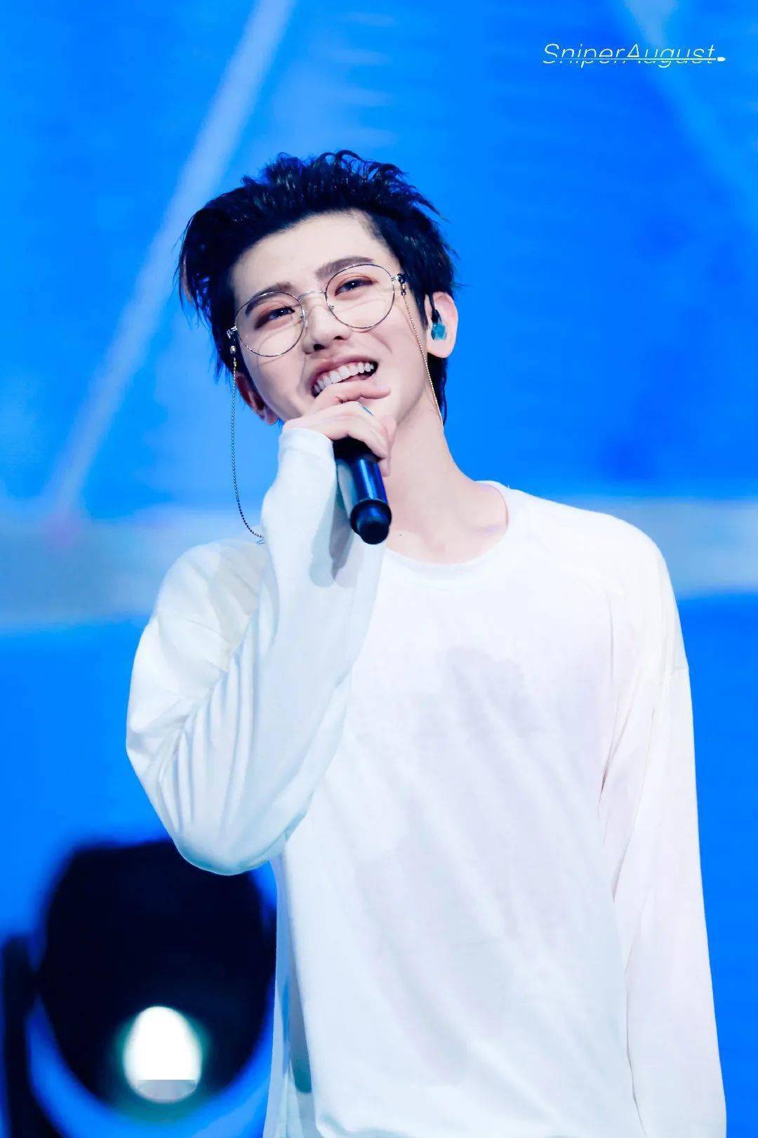 寸头衬衫眼镜又有职业男性味和妆容搭配又显知性味还添禁欲味金丝大