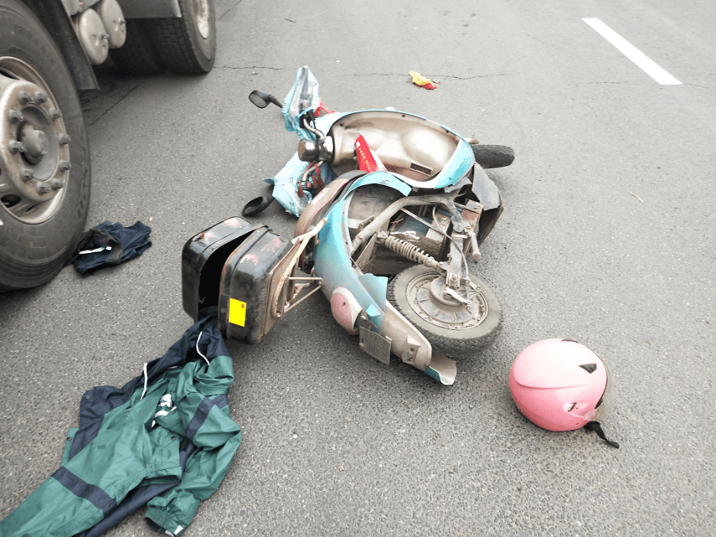 睢宁监控实拍!非机动车事故能有多可怕?