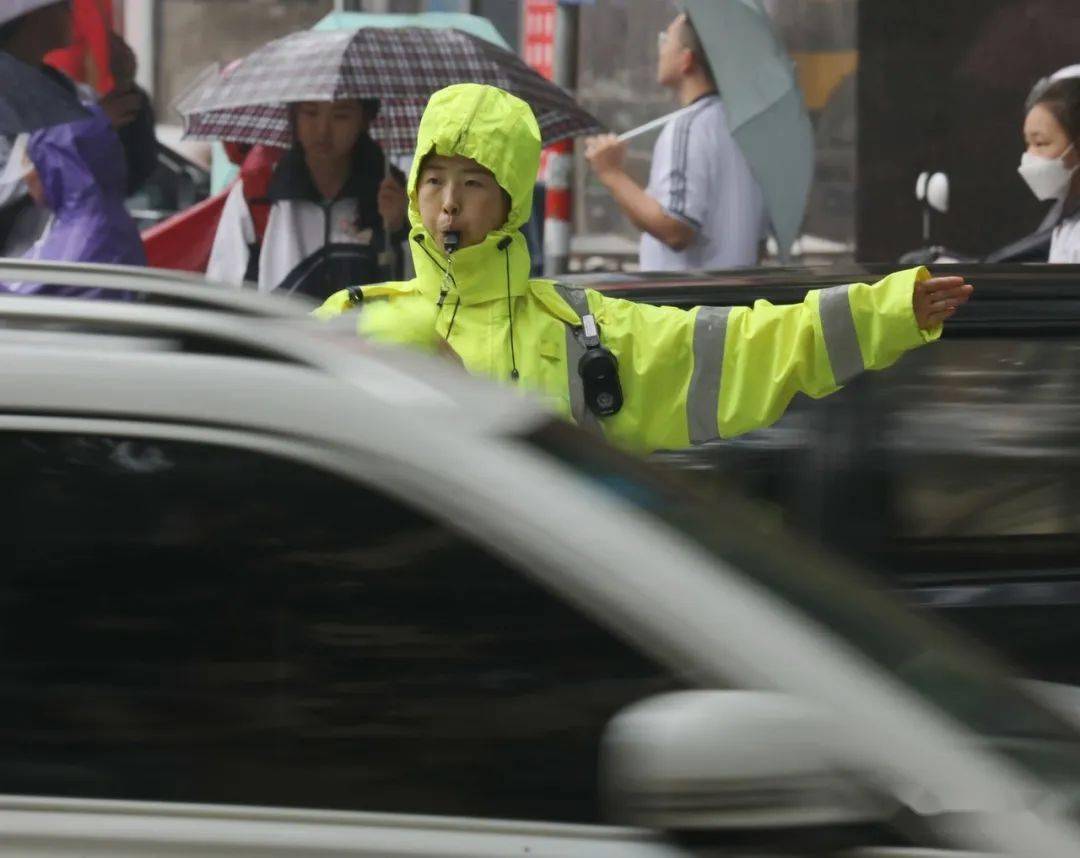 聚焦雨中的交警用责任温暖一座城
