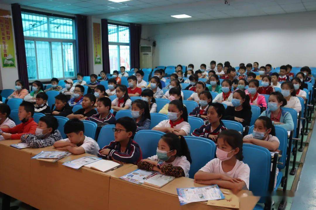 安全进校园青年路小学举行防溺水知识讲座