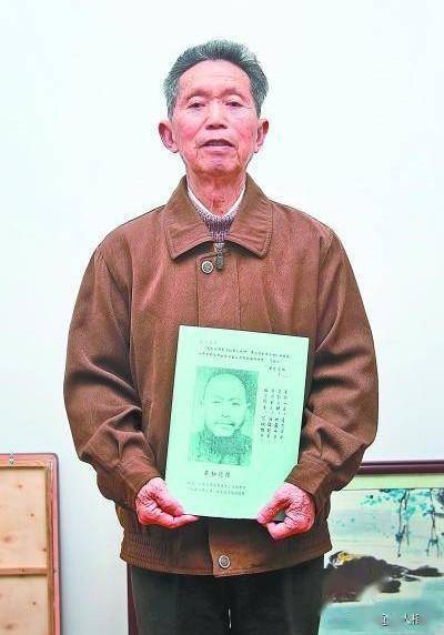 黄标的儿子端着遗像然而,回归部队不久,蒋介石围剿新五师,黄标在作战