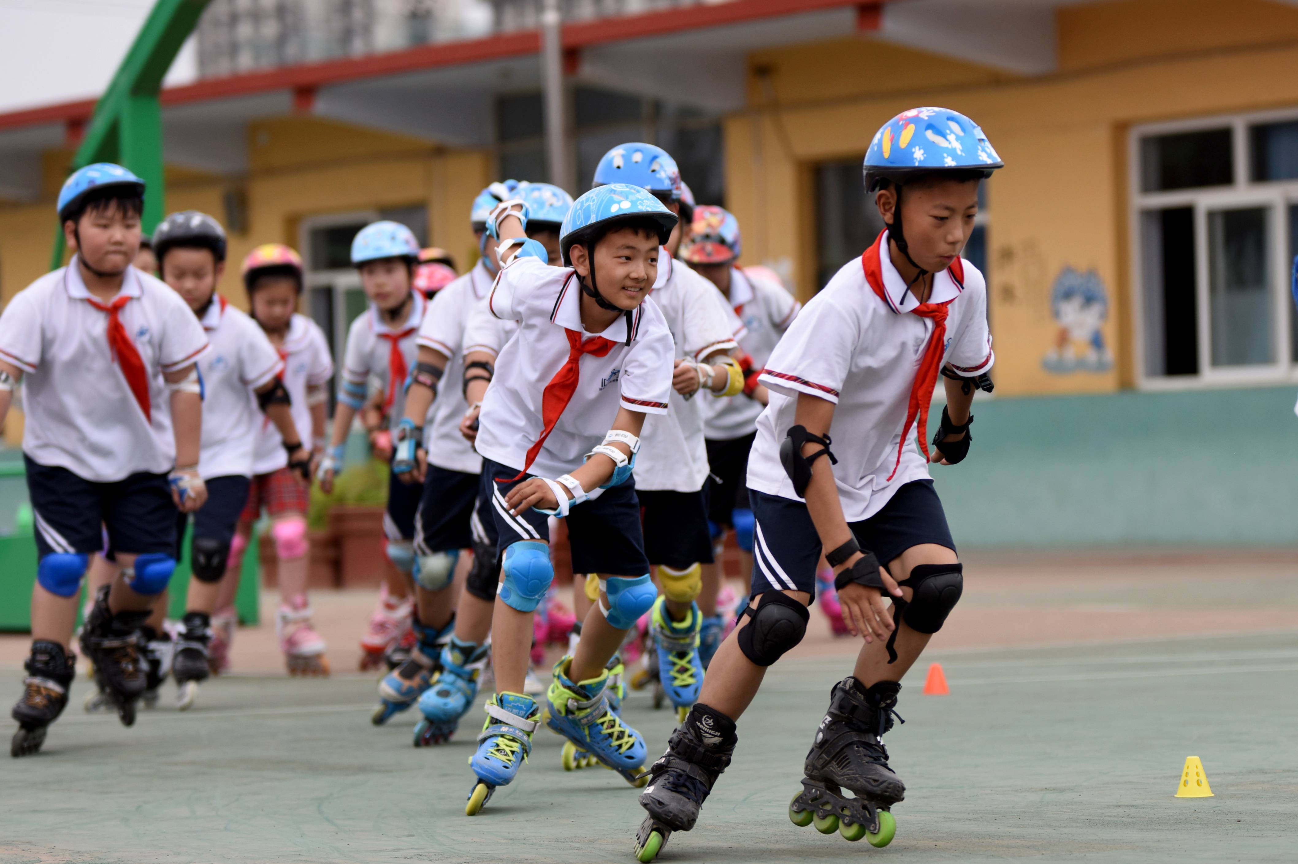 有序安排学校轮滑社团恢复日常训练,帮助学生放松身心,提高身体素质