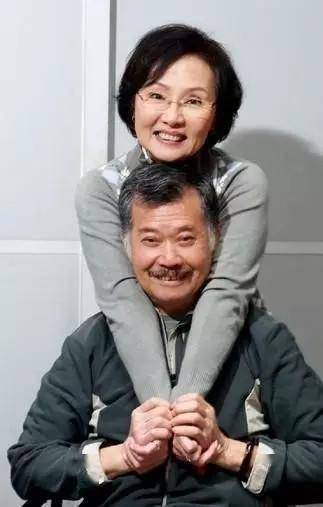 74岁tvb老戏骨约满离巢 其丈夫回应她年纪大,身体情况差_唐佳