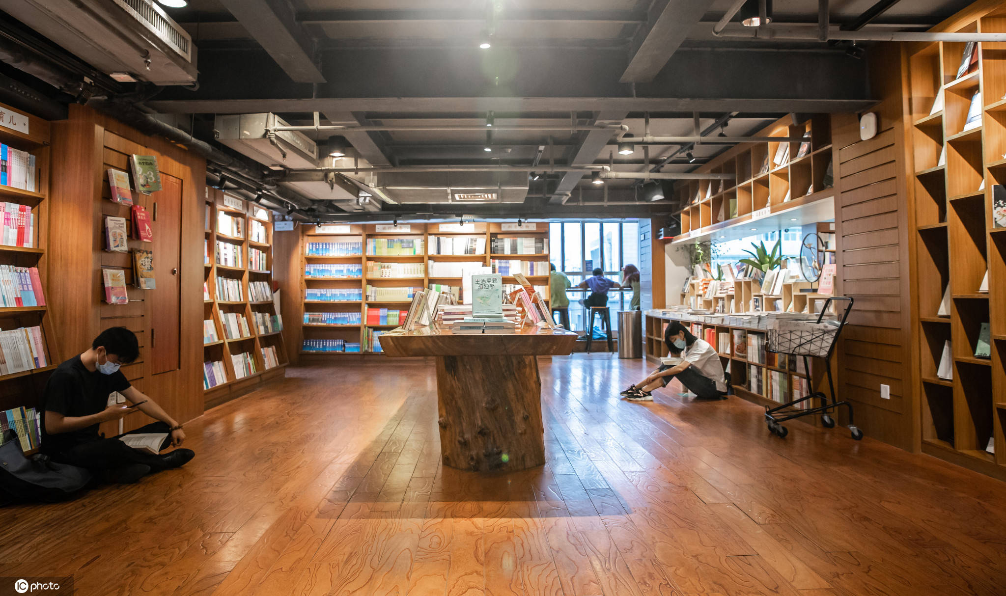 探访全球首家共享书店0224小时营业成为看书胜地