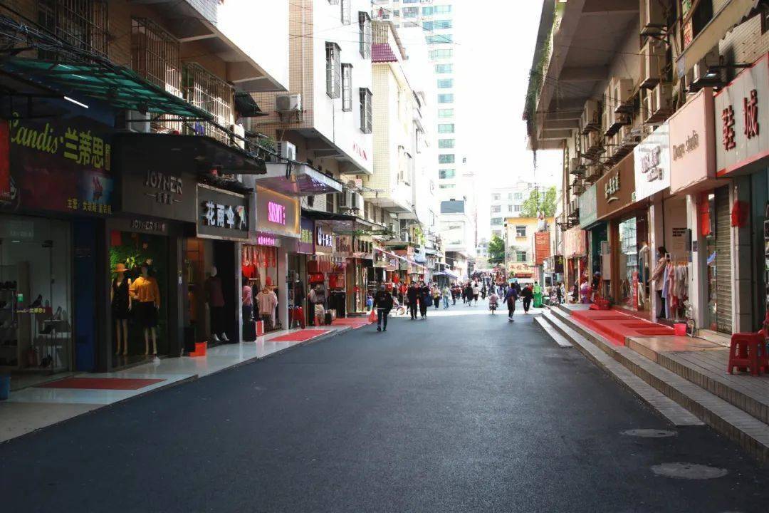 门前三包提升英德颜值