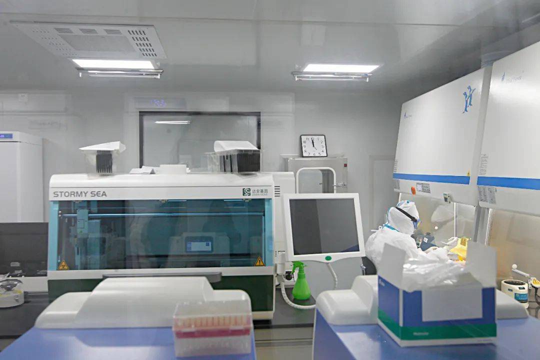 该实验室完全按照加强型bsl-2的等级设计,不同区域形成压力梯度,充分