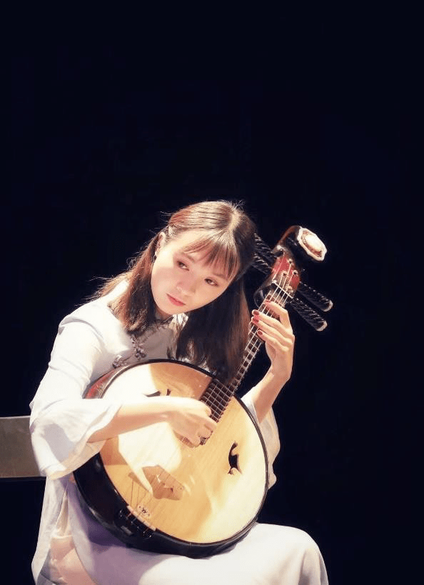 向思琪现任重庆民族乐团首席中阮演奏员,四川省音乐家协会阮协会会员