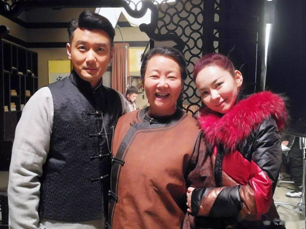 她是蒙古公主却放下身份北漂,如今与帅气老公甜蜜生活~_哈琳