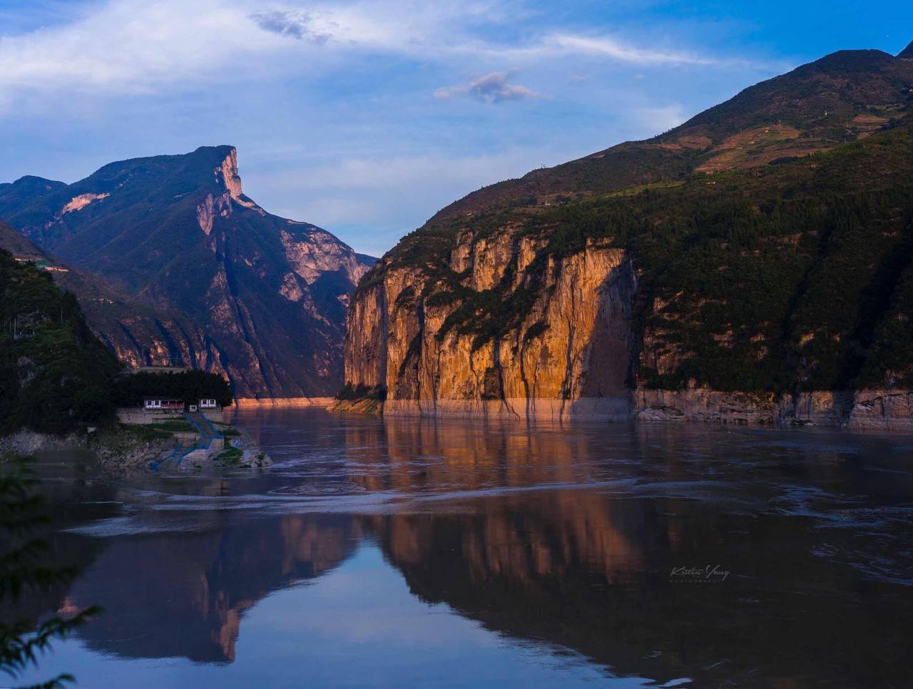 西起重庆奉节县的白帝城,东至巫山县的大溪镇,全长8公里.