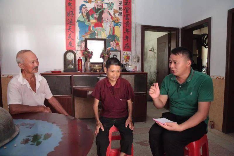 第一书记十一村里来了个会看病的第一书记