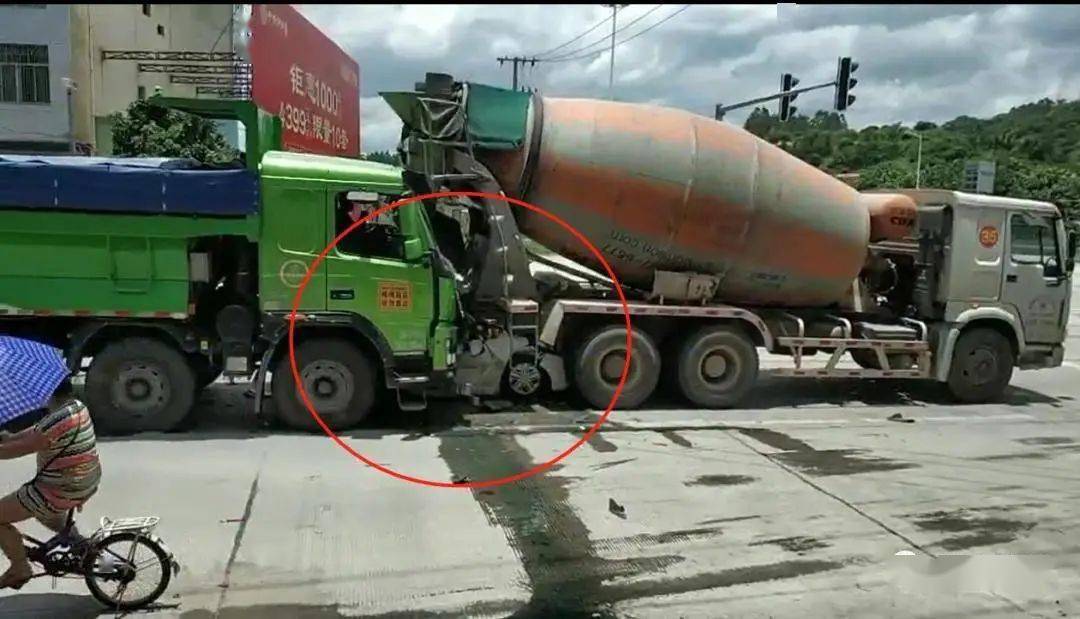 惨烈小轿车遭渣土车和水泥罐车夹击有一点开车时特别需要注意